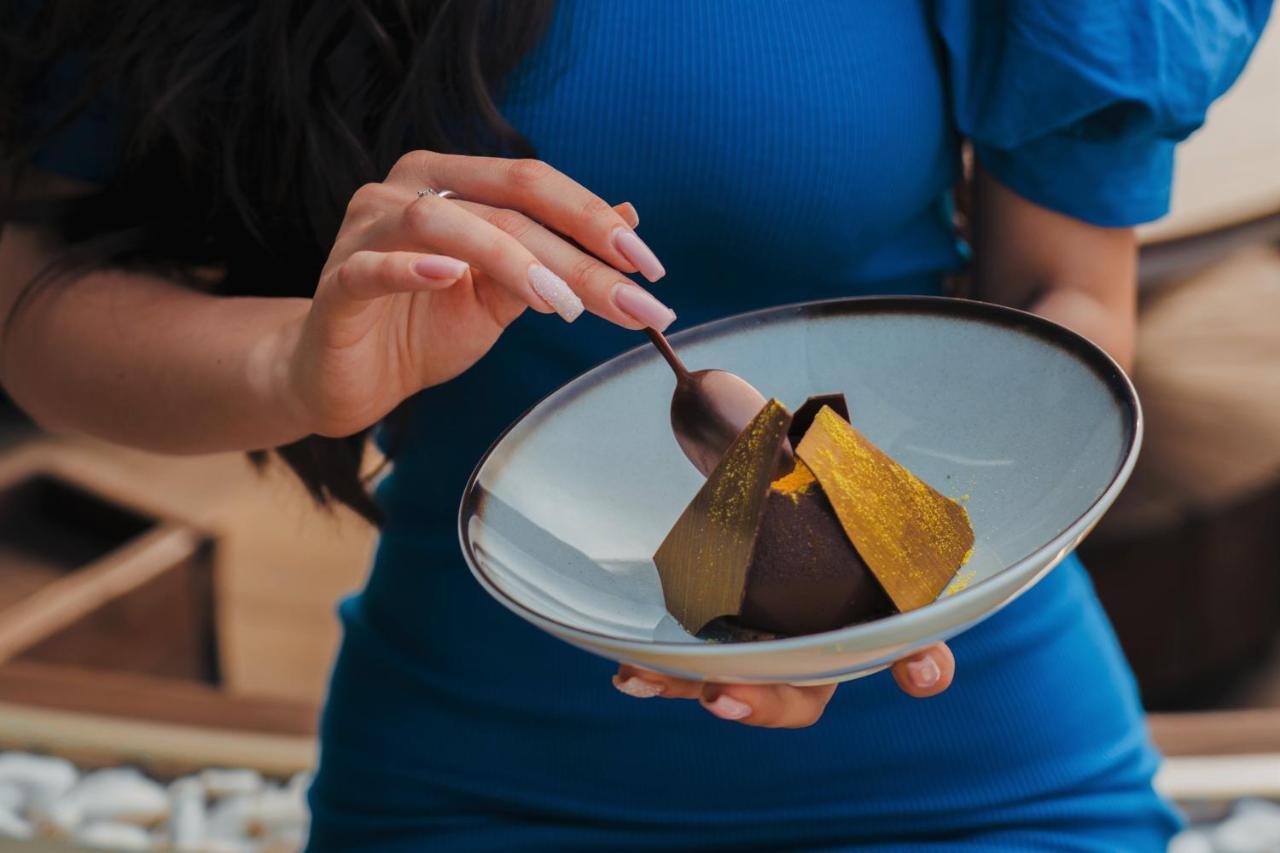 Hyatt Regency Sofia Hotel Eksteriør billede A woman eating a chocolate dessert